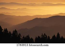 nebuloso, cumes, de, trindade, alpes, em, pôr do sol