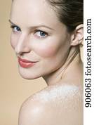 A woman with mineral salt on her shoulder