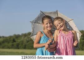 rir, gêmeo, irmãs, ficar, em, um, campo, sob, um, guarda-chuva