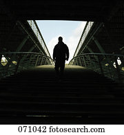 um, andar homem, em, um, estádio