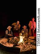 vaqueiros, sentando, ao redor, um, campfire, à noite