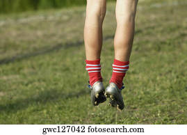 sección baja, vista, de, un, jugador del fútbol, saltar