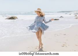 mulher jovem, dançar, ligado, ventoso, praia, Menemsha, vinhedo martha, massachusetts, eua