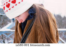 menina, hunching, ombros, em, gelado