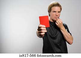 árbitro, segurando, cartão vermelho, e, fundir assobia