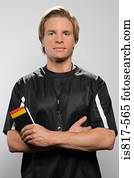 árbitro, segurando, vermelho amarelo, cartão