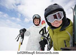 dois meninos, esquiando