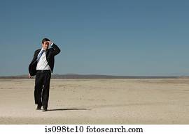 homem negócios, em, deserto