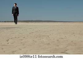 homem negócios, em, deserto