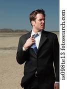 homem negócios, em, deserto