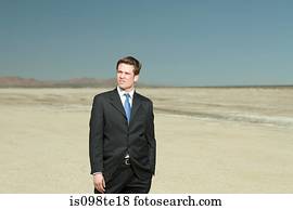 homem negócios, em, deserto