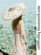 mulher jovem, férias, com, parasol