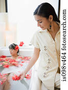 mulher jovem, relaxante, em, aromatherapy, banho, com, pétalas