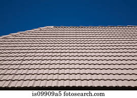 Hombre, trabajo encendido, techo, de, un, inacabado, casa, en, claro