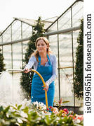 mulher, plantas molhando, com, mangueira