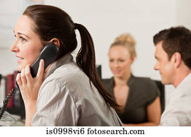 empregado feminino, usando, um, telefone, em, escritório