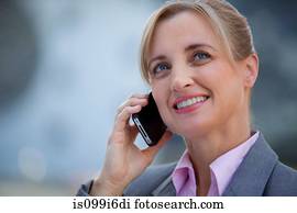 feminino executivo, com, um, telefone móvel