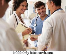 doutores, segurando, registros médicos, em, discussão