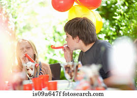 enfants, souffler, noisemakers, à, fête