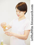 mulher, despejar, óleo aromatherapy, em, recipiente