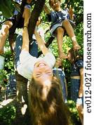 crianças, tocando, em, árvore