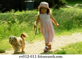 menina, andando cachorro