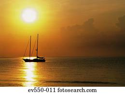 sailing barco, em, pôr do sol