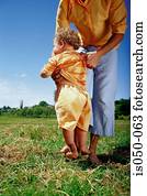 toddler, e, pai, em, um, campo