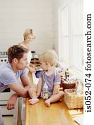 jonge, ouders, met kind, in de keuken