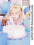 retrato, de, um, menina aniversário, soprar velas