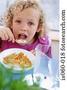 menina, comendo desjejum