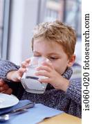 menino, em, pequeno almoço