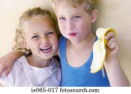 crianças comendo, banana