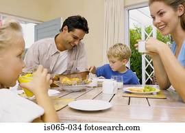 família, em, pequeno almoço