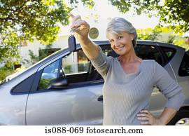 mulher segura, teclas carro