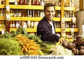 homem, comprando alimento