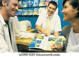 homem mulher, em, agente de viagens