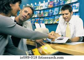 homem mulher, em, agente de viagens