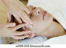 mulher, recebendo, massagem facial