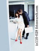 man en vrouw, kussende, in, bureau