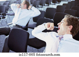 homens negócios, em, corredor conferência