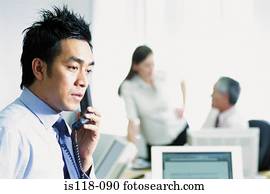 homem negócios, ligado, telefone, em, escritório