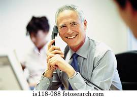 homem negócios, ligado, telefone, em, escritório