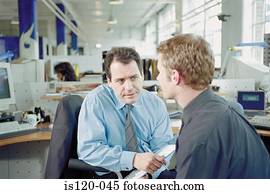 homens negócios, em, escritório