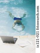 homem, em, piscina, com, computador