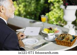 homem negócios, tendo, pequeno almoço