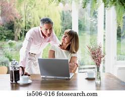 איש ואישה, להשתמש במחשב נייד, מחשב