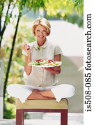 comer mulher, ao ar livre