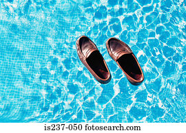 sapatos, flutuante, em, piscina