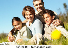 família, sentando, em, prado